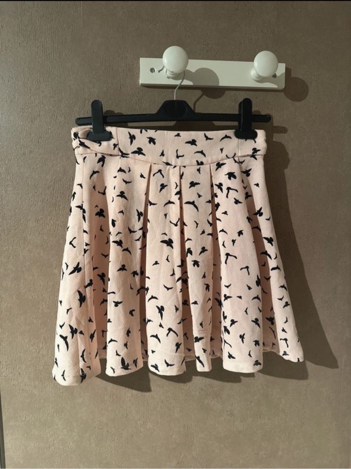 Jupe rose avec motif oiseaux