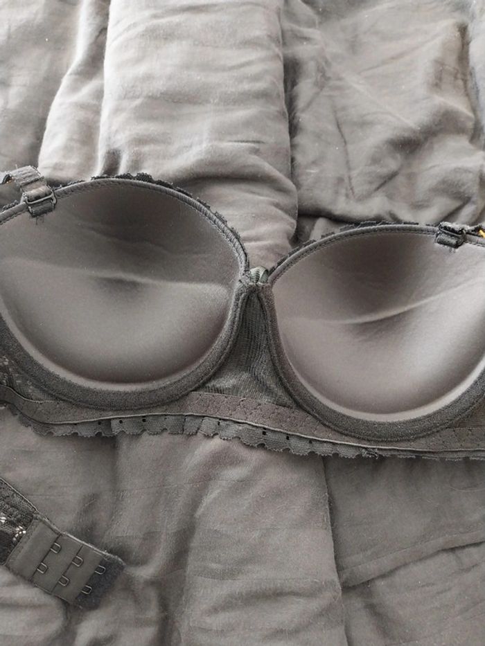 Soutien gorge noir avec déco doré 95 B - photo numéro 5