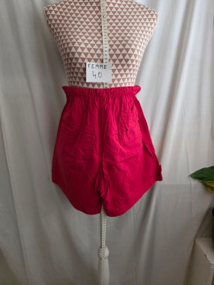 Short, rouge,en excellent état, en coton, longueur 42cm, largeur de taille 35cm élastique, largeur de cuisse 34cm, hauteur de taille 32cm, marque KizKiz =5€ - photo numéro 3