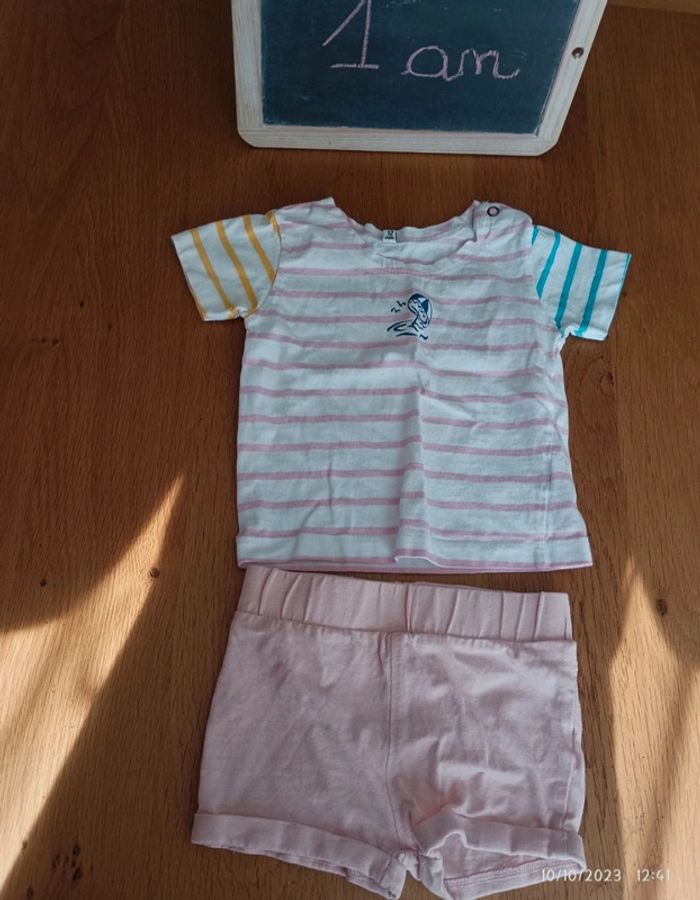 Ensemble short et t-shirt manches courtes taille 1 an en très bon état