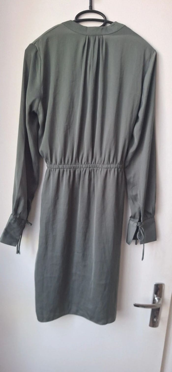 Jolie Robe satinée H&M kaki - photo numéro 2