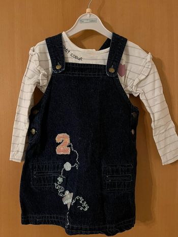 Robe en jeans « 2 » et tee shirt « petits cœurs » taille 2 ans