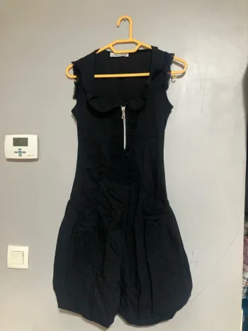 Petite robe noire Taille 1, Col Claudine Froncé, Zip Visible, Poches, Effet Bouffant