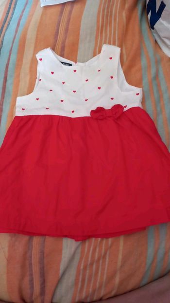 Robe 3mois kiabi légèrement  tachés  au col jaunatre