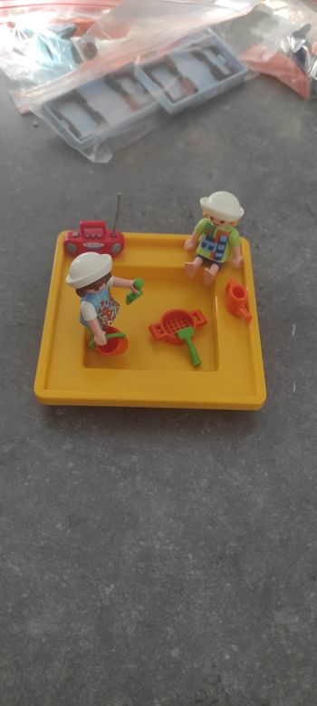 (C43) Playmobil bac à sable avec enfants et jouets