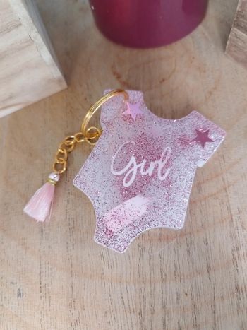 Porte clé tee-shirt bébé fille avec pompon rose