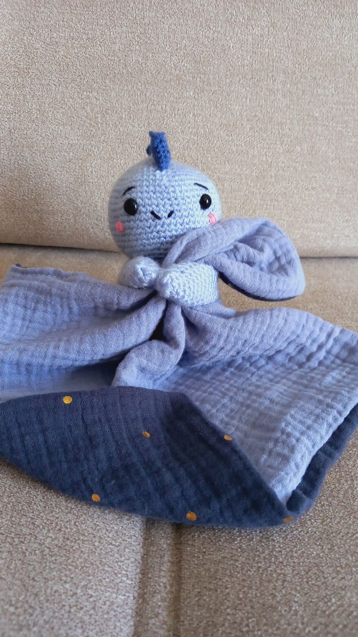 Doudou plat peluche dinosaure amigurumi au crochet bleu - photo numéro 6