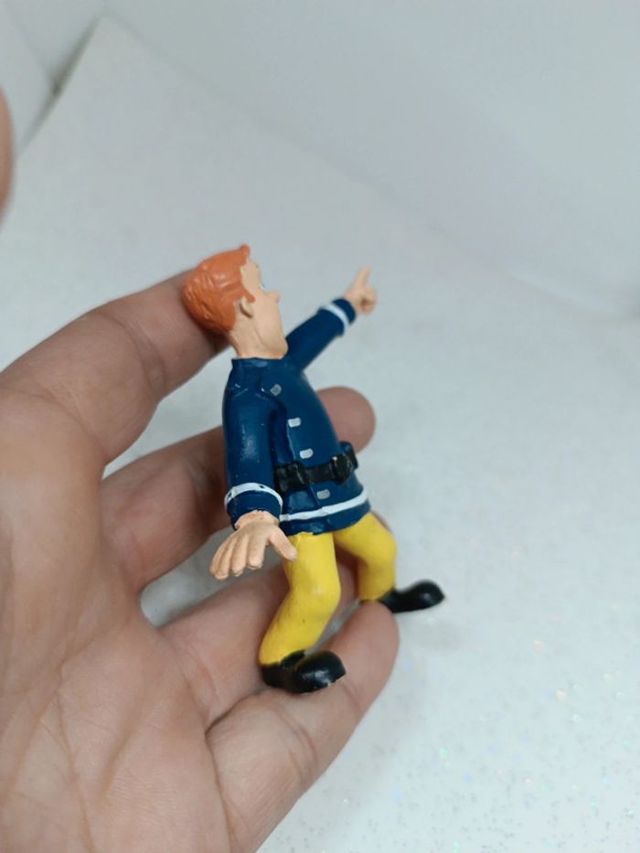 Figurine figura personnage miniature petite small sam pompier fireman montre doigt finger comansi - photo numéro 3