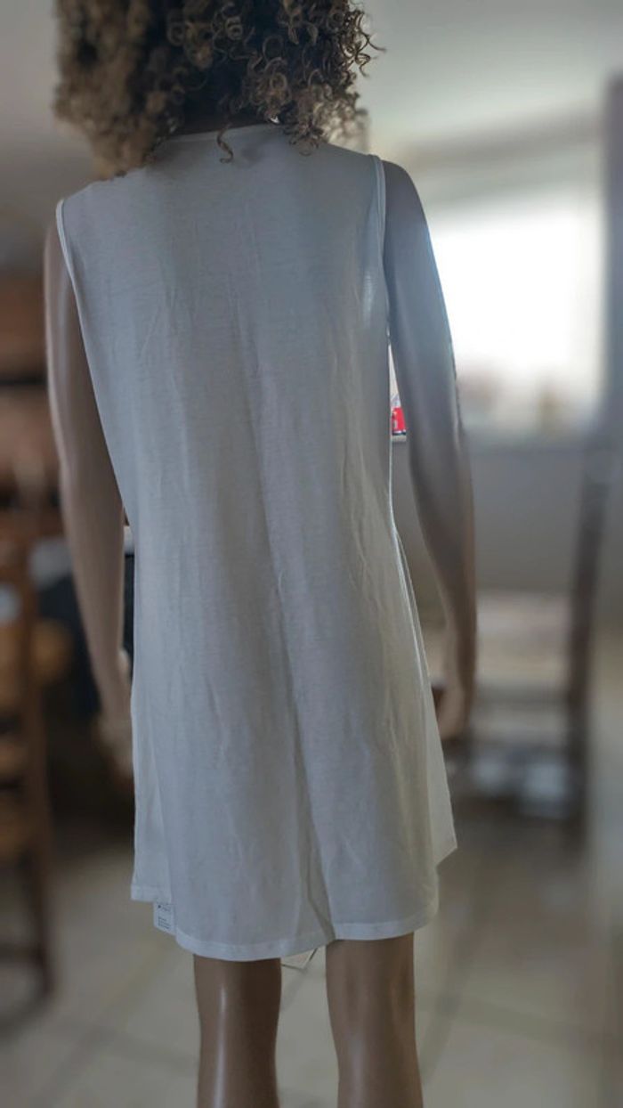 Robe Mini col en V nid d'abeille blanche 
T.M/42 jamais porté - photo numéro 9