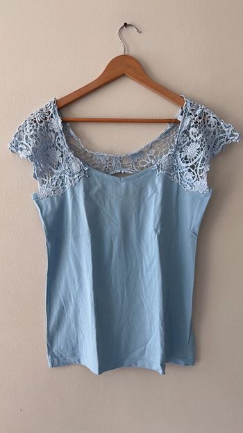Très joli haut dentelle