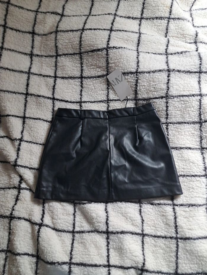 Mini-jupe simili cuir Zara taille M - photo numéro 2