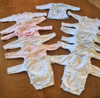 Lot naissance : bodies, pyjamas, ensembles, gilets, bonnets, etc.