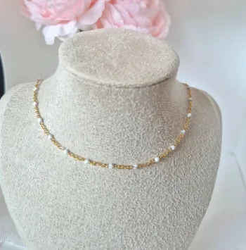 Collier court ras du cou style gigi 🌸 en acier inoxydable perles blanches