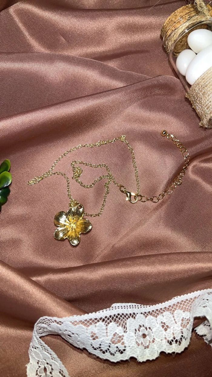 Collier avec grosse fleur dorée