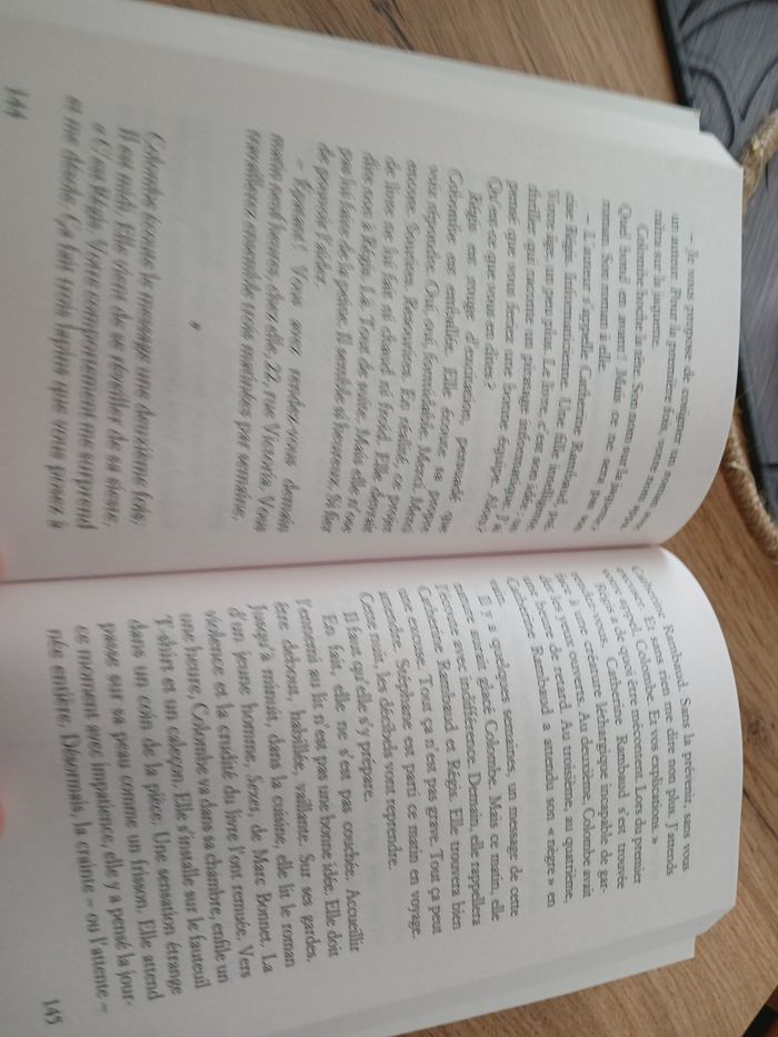 LIVRE LE VOISIN DE TATIANA DE ROSNAY - photo numéro 3