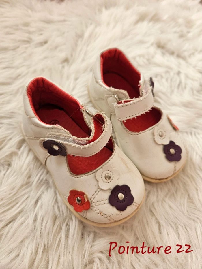 Chaussures Tissia blanches fleurs – Printemps/été – Pointure 22 – Bon état