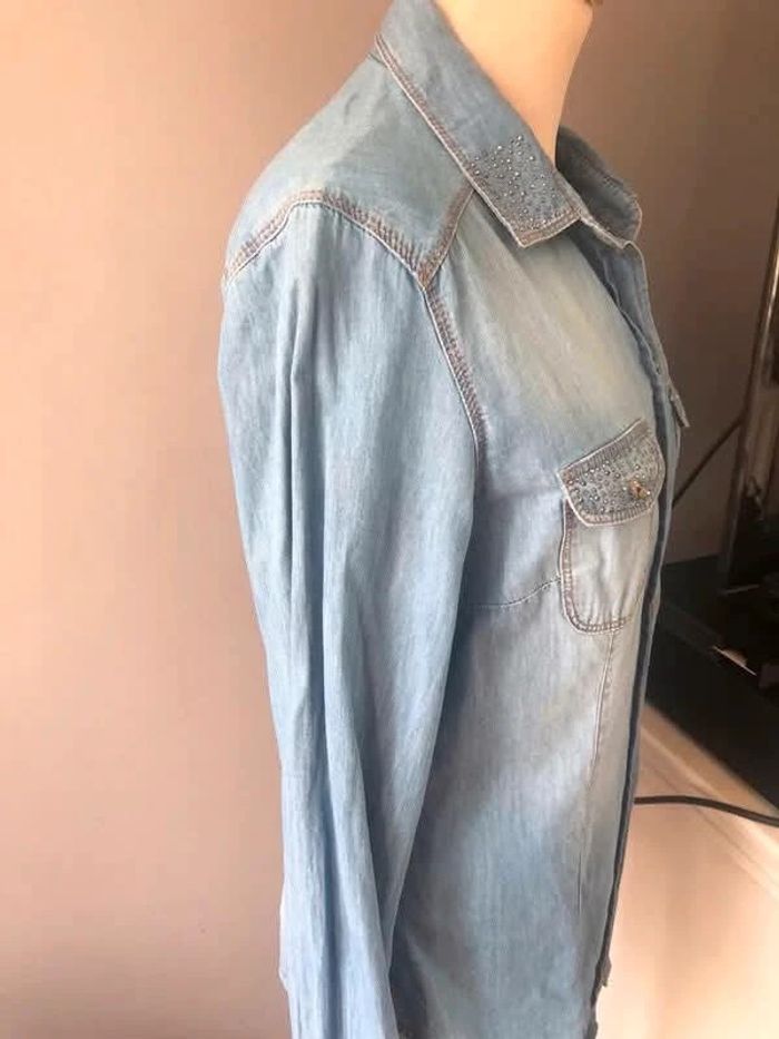 👔 Chemise en jean denim longue et ample à manches longues avec strass sur le col et les poches - photo numéro 4
