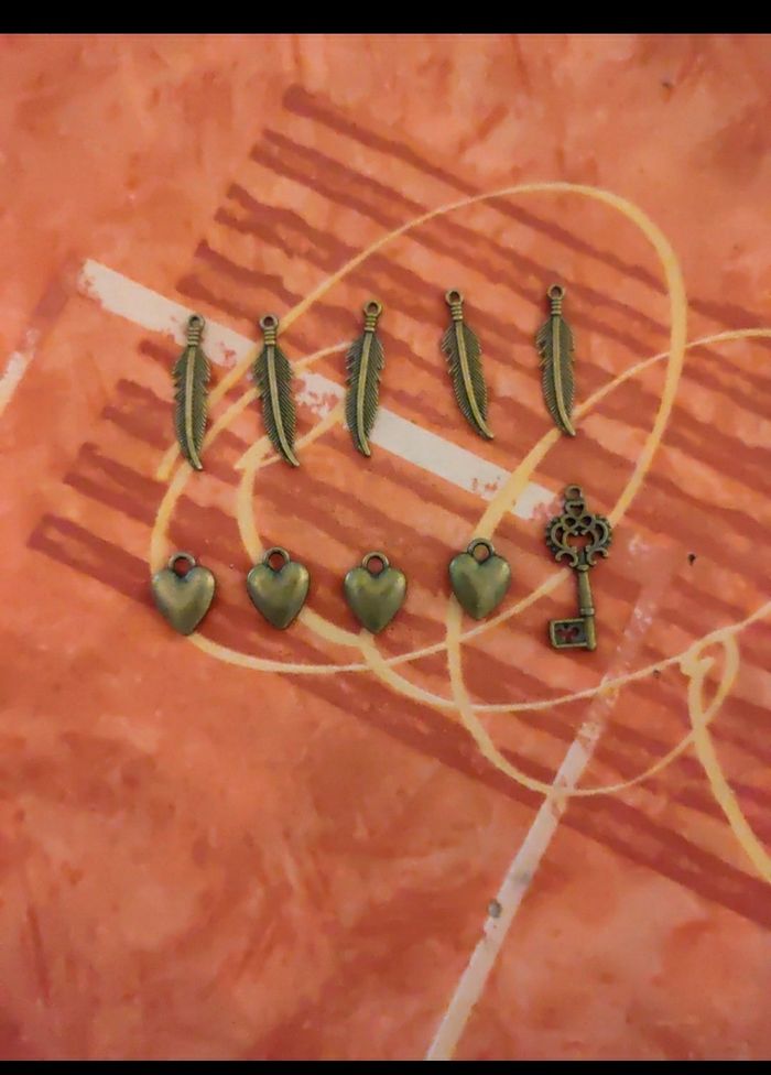 Lot de 10 breloques bronze divers
