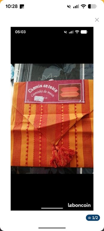 Beau chemin de table à rayures.