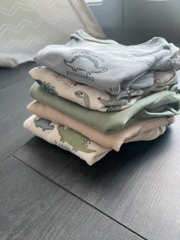 Lot de 5 bodies C&A 80cm