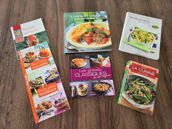Lot divers livres de cuisine.