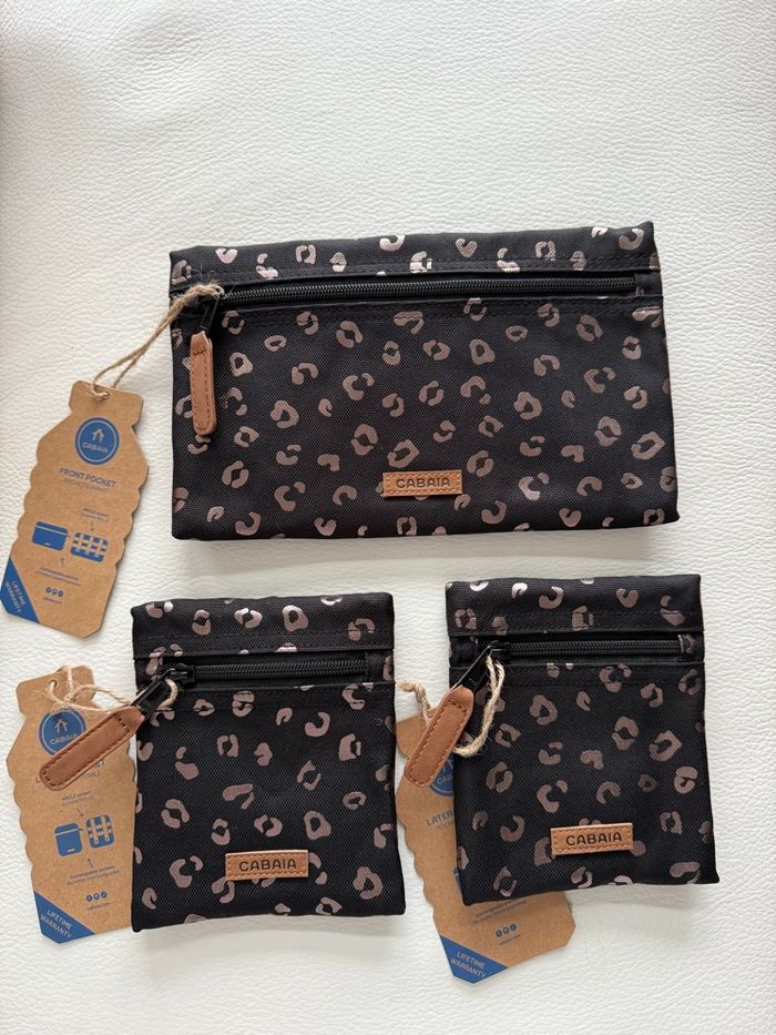 Ensemble 1 pochette frontale et 2 pochettes latérales assortis