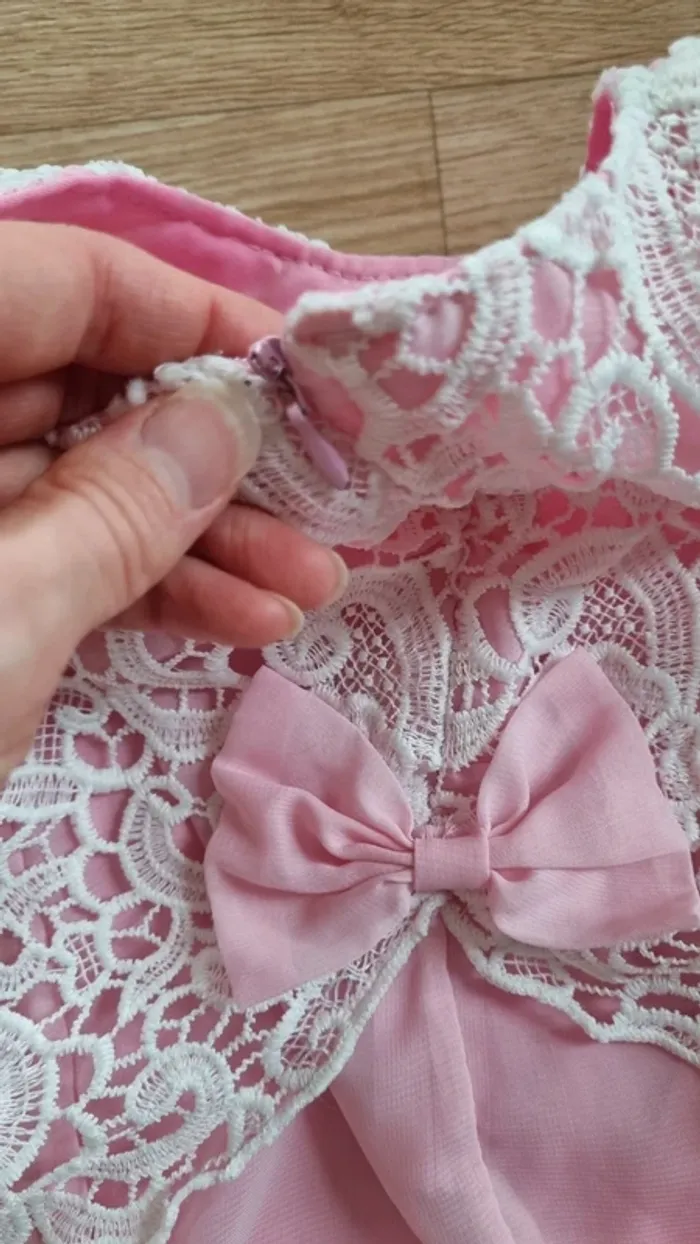 Robe rose a dentelles - photo numéro 4