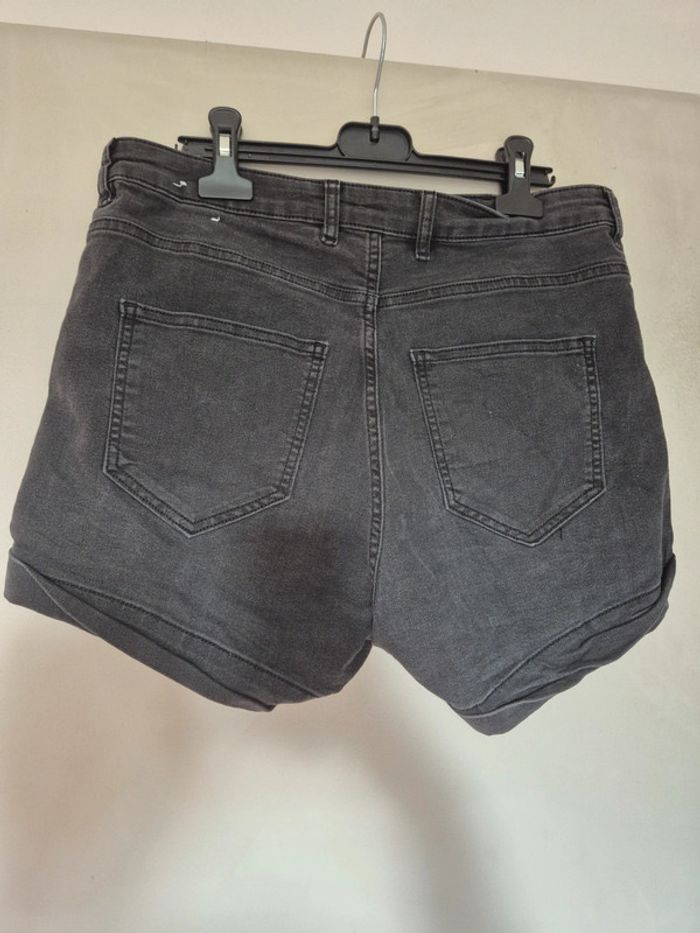 Short gris noir H&M 42 - photo numéro 4