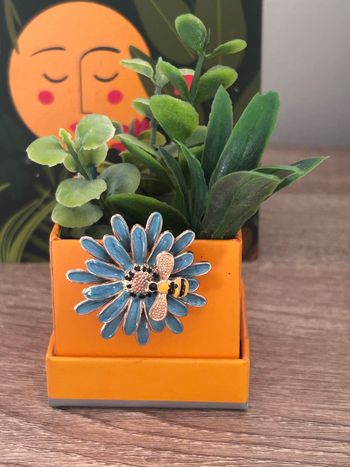 Broche, petit Abeille sur fleur