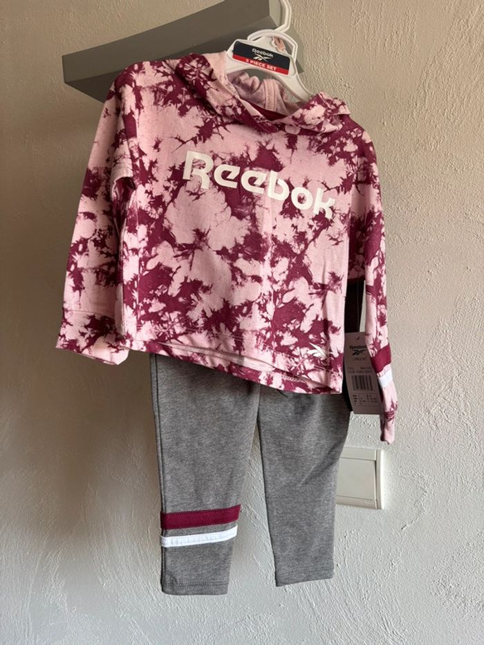 Sweat à capuche et le legging Reebok