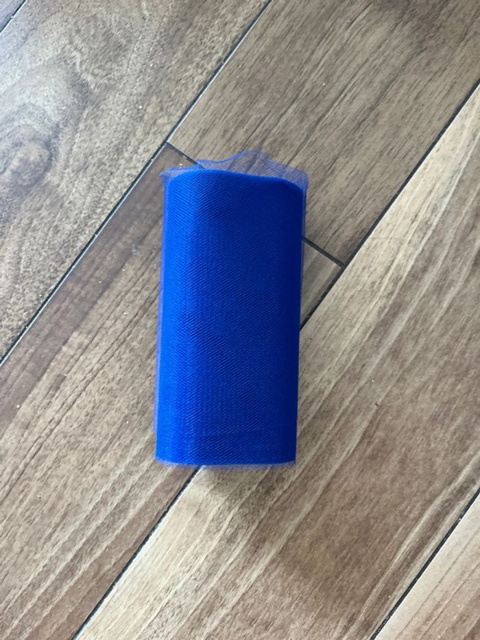 Rouleau de tulle bleu roi