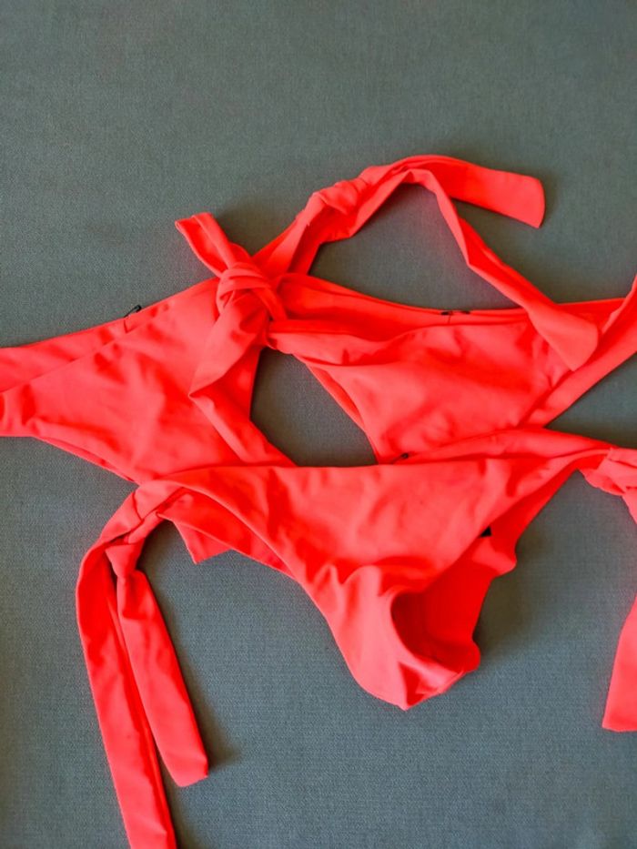 Bas de maillot de bain corail noué sur les côtés – Bikki Beach – Neuf avec étiquette – Taille S