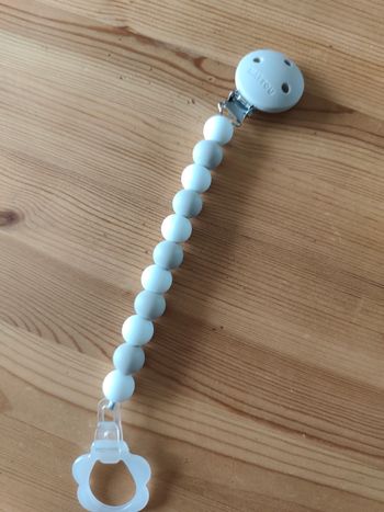 Attache sucette blanc gris Nattou