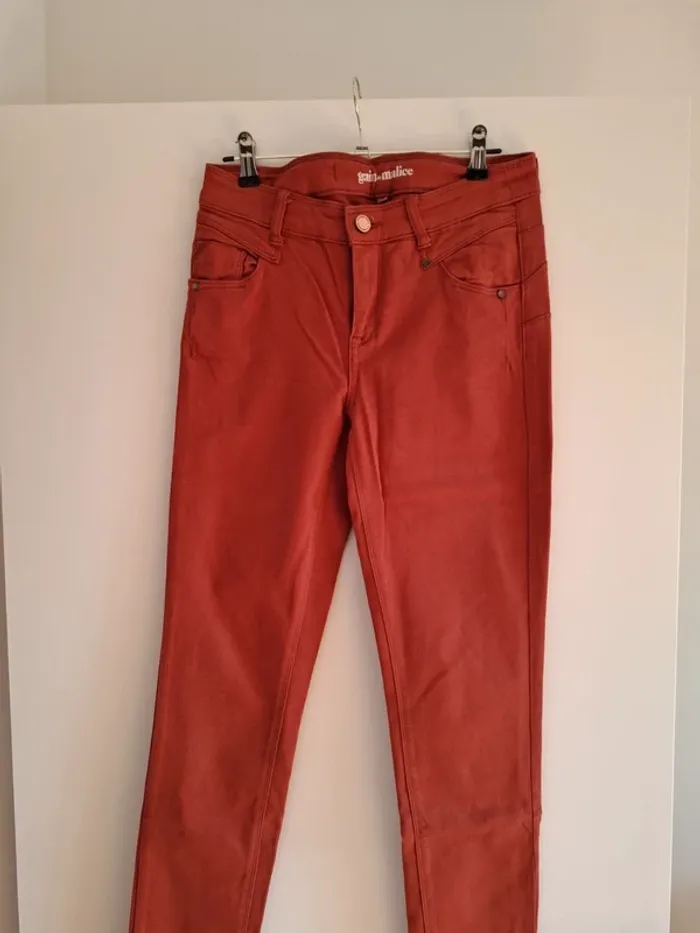 Pantalon rouge bordeaux grain de malice - 38 - très bon état - photo numéro 2