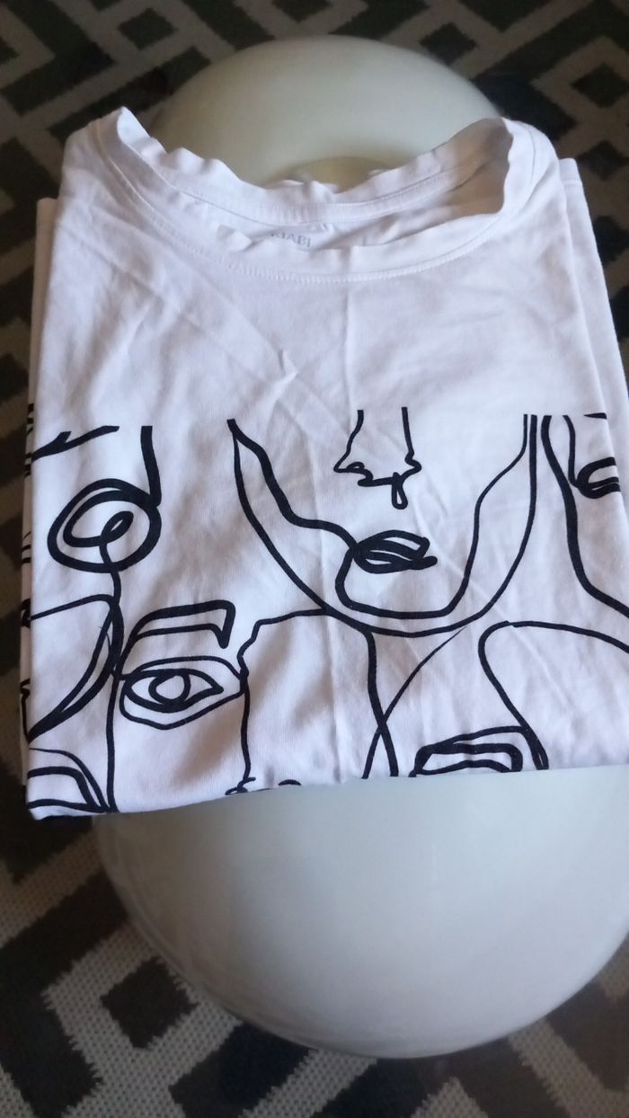 T-shirt blanc motif visages dessin linéaire