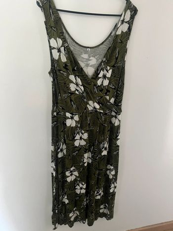 Robe mi longue kaki fleurie décolleté V taille M