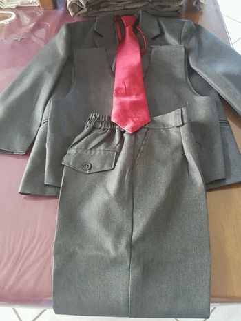 Costume 3 pièces avec cravate