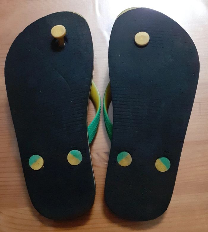 Paire de tongs t. 30/31 - photo numéro 2