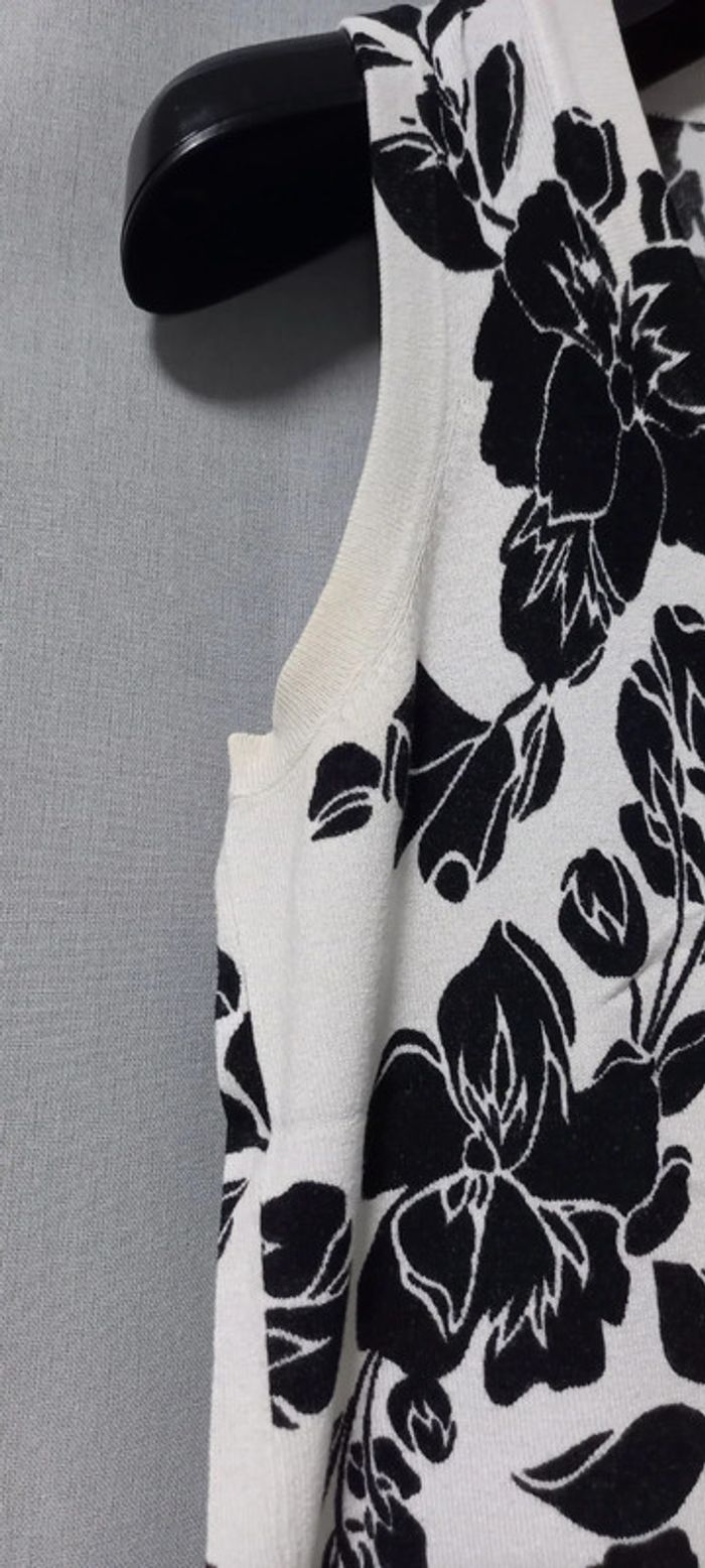 Haut sans manches blanc à fleurs noires 36 - photo numéro 5
