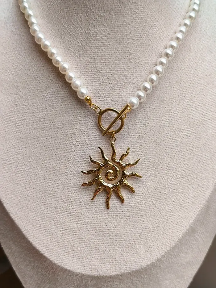 Collier en perles blanches et soleil doré - photo numéro 6