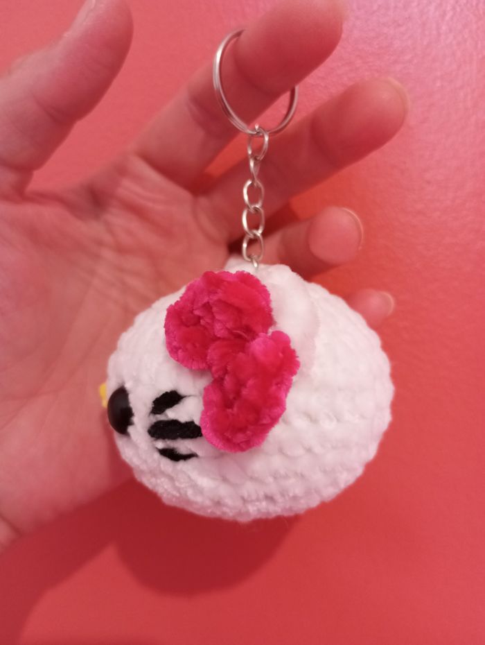 Porte-clés Hello Kitty au crochet - photo numéro 2