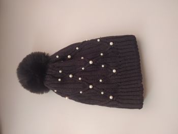 Bonnet noir élégant à perles avec pompon pour femme neuf