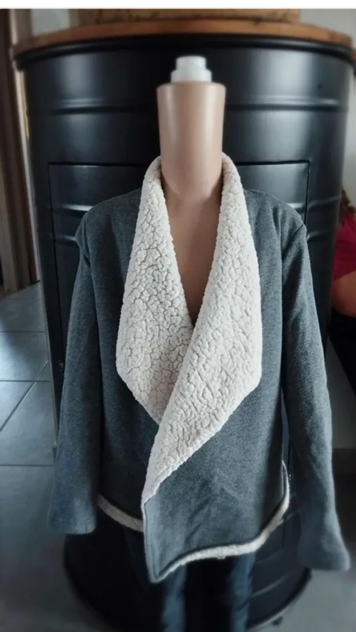 Veste grise molletonnée taille 10 ans - photo numéro 2