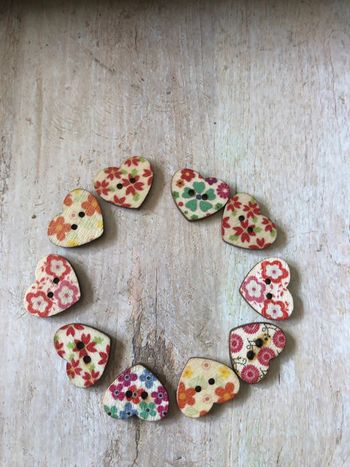 Lot 10boutons fleuris bois