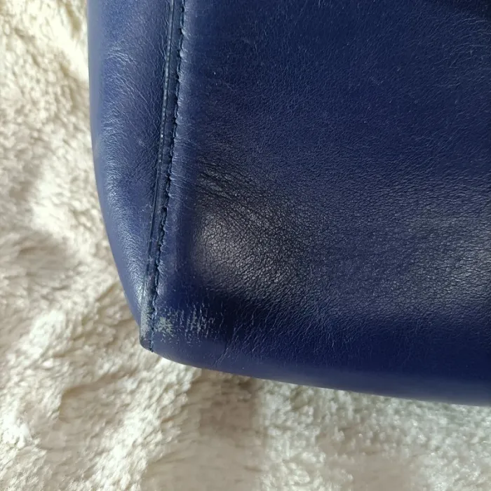 Sac bandoulière Lancaster bleu marine en cuir lisse, chaîne dorée amovible S046 - photo numéro 12