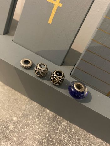 Lot de charme Pandora dont une galaxy