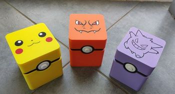 🔥 [ULTRA-CAPACITÉ] Set de 3 Deckbox Pokémon – Design Collector & Multi-usage (Pikachu, Dracaufeu, Ectoplasma) ⚡😈