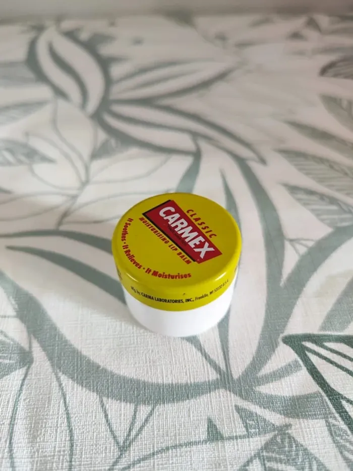 Carmex baume à lèvres hydratant apaise soulage et hydrate 7,5g à utiliser 12 mois après ouverture