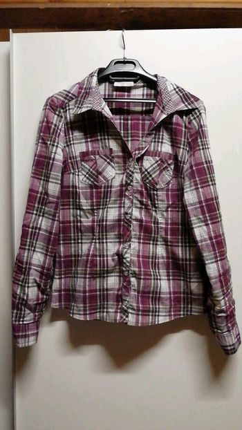 Chemise blanche et violette