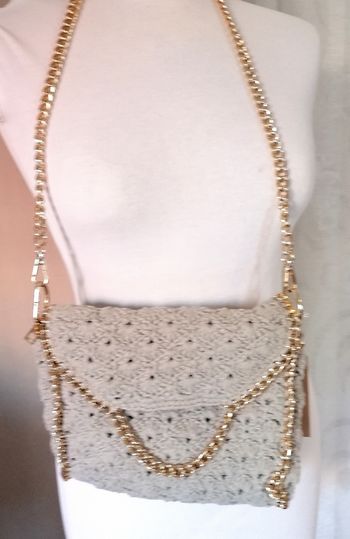 Pochette avec chaîne doré crochet gris très clair souris.